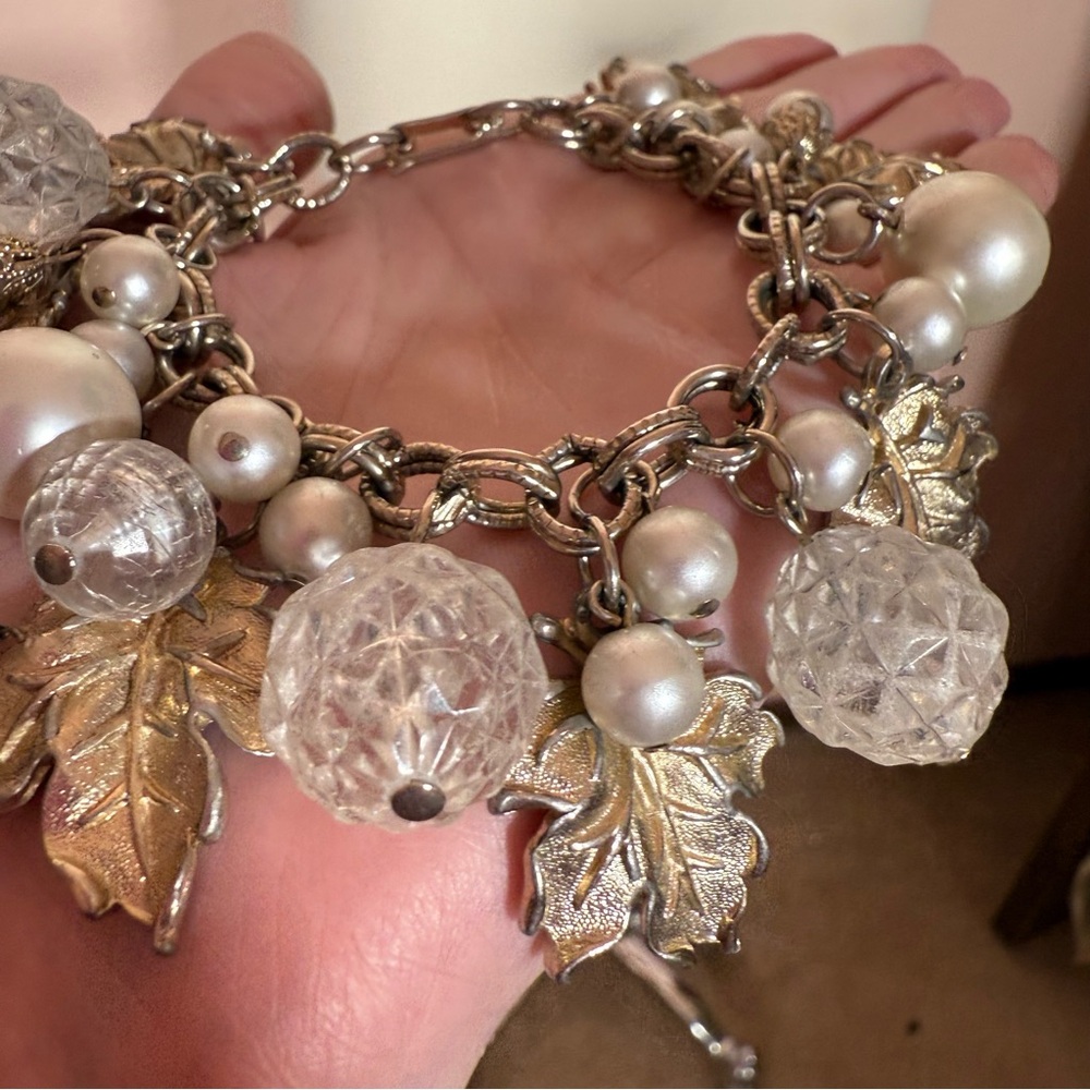 Vintage 1940 50 Retro Clear lucite pearl leaves Oversized white charm bracelet